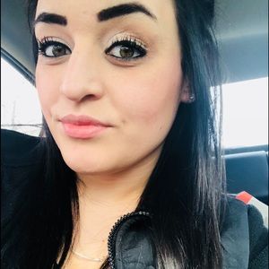 Meet your Posher, Corina